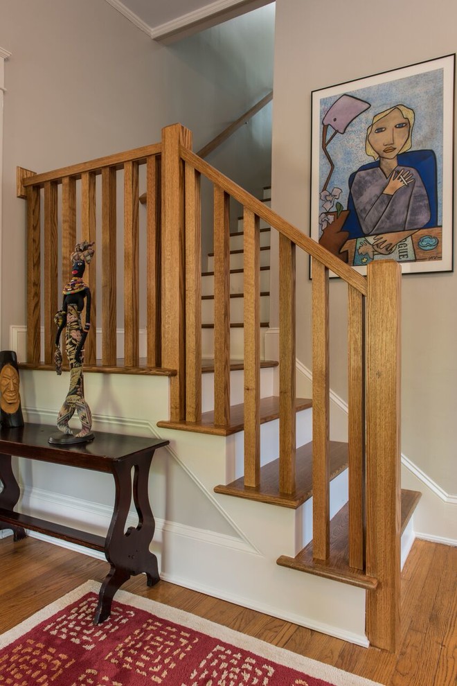 На фото: угловая лестница среднего размера в современном стиле с деревянными ступенями и крашенными деревянными подступенками