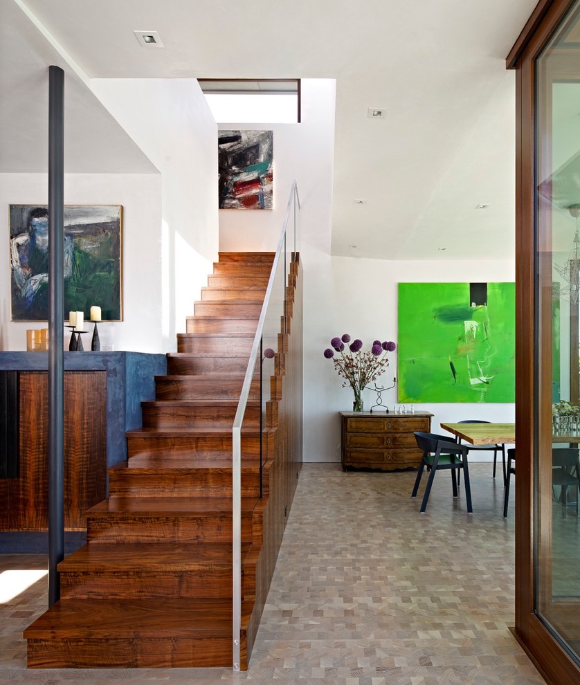 Modelo de escalera recta retro grande con escalones de madera, contrahuellas de madera y barandilla de vidrio
