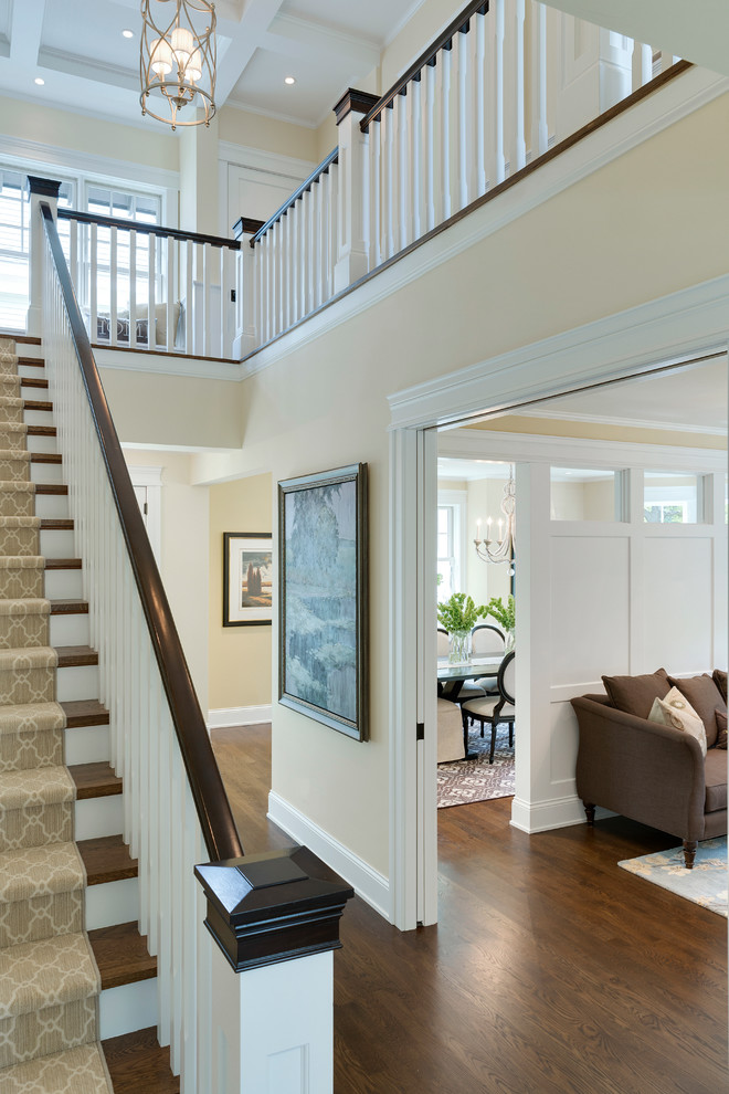 Imagen de escalera recta clásica con escalones de madera y contrahuellas de madera pintada