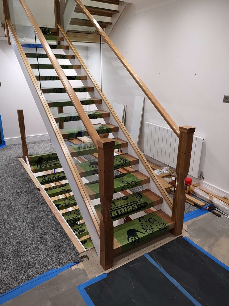 Foto de escalera suspendida minimalista sin contrahuella con escalones de madera y barandilla de madera