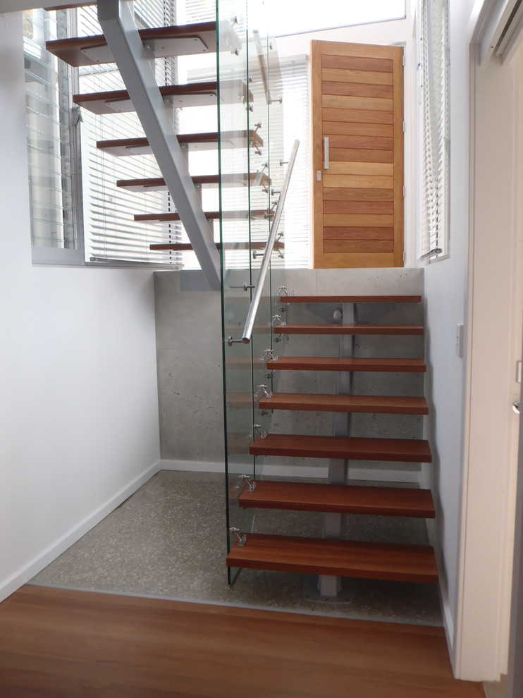 Foto de escalera suspendida actual sin contrahuella con escalones de madera
