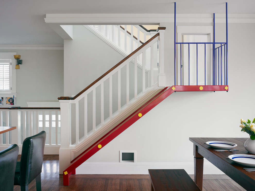 Diseño de escalera en U clásica de tamaño medio con escalones de madera y contrahuellas de madera