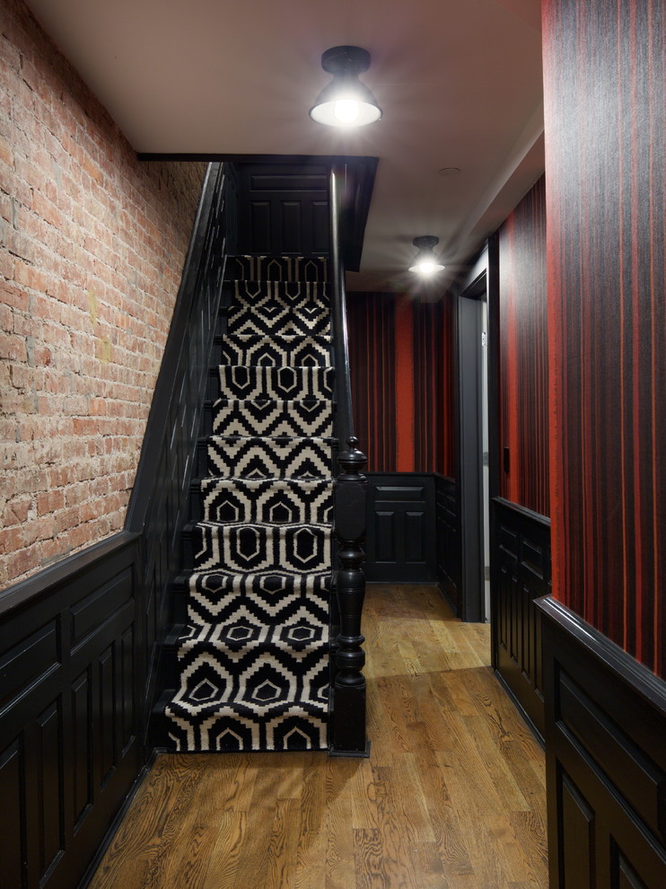 Gerades, Mittelgroßes Klassisches Treppengeländer Holz mit gebeizten Holz-Treppenstufen und gebeizten Holz-Setzstufen in New York