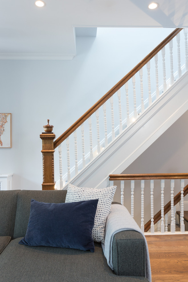 Idées déco pour un petit escalier peint droit classique avec des marches en bois.