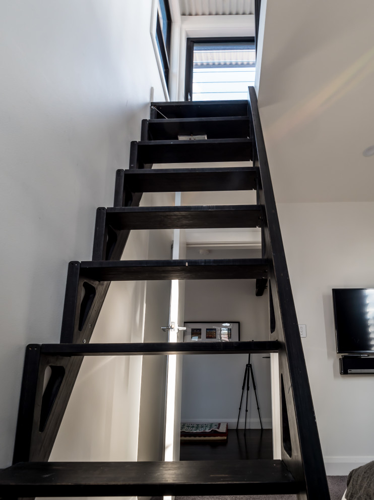 Idées déco pour un petit escalier peint droit contemporain avec des marches en bois peint et un garde-corps en bois.