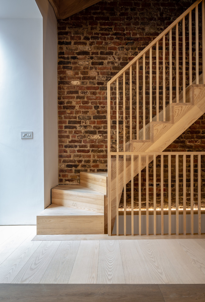 Идея дизайна: прямая деревянная лестница в современном стиле с деревянными ступенями и деревянными перилами
