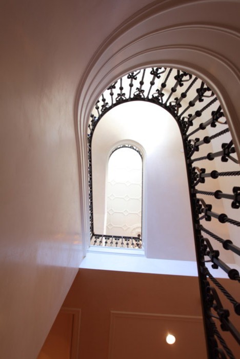 Example of a large tuscan curved staircase design in Orange County