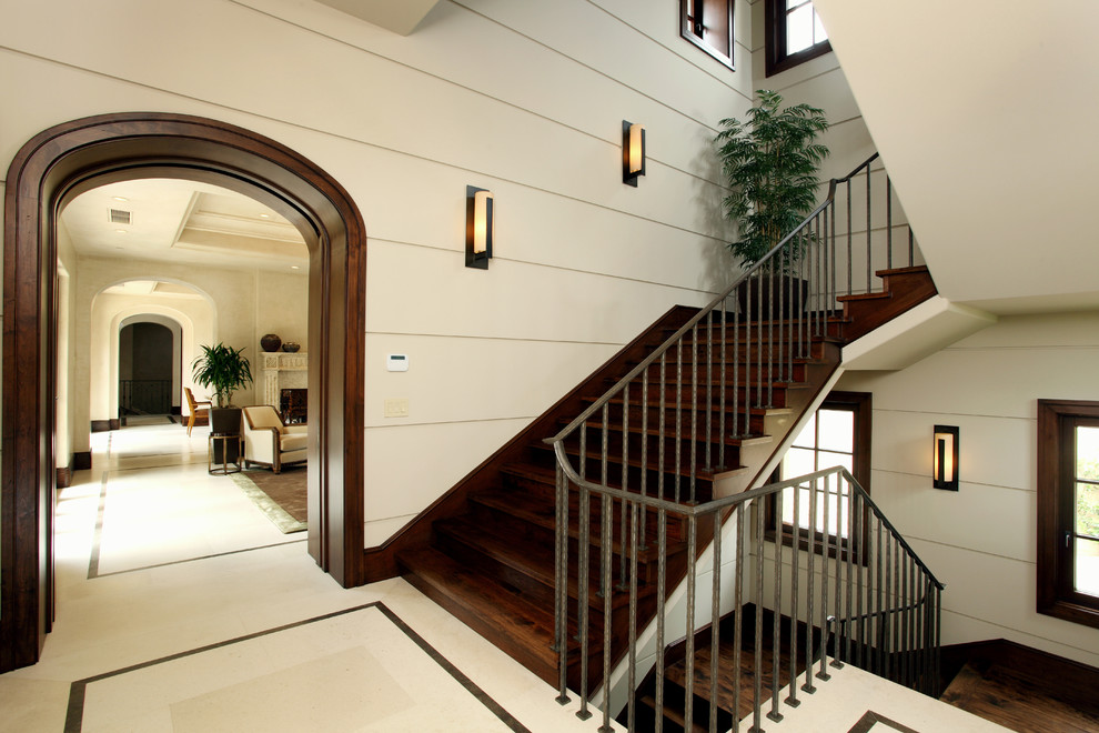 Идея дизайна: угловая деревянная лестница в средиземноморском стиле с деревянными ступенями и металлическими перилами