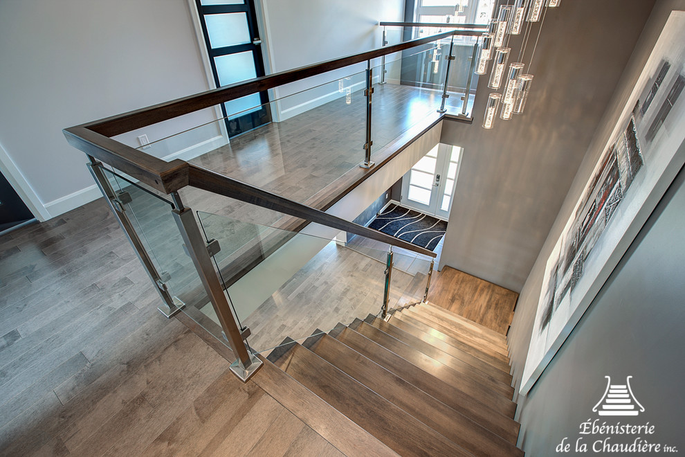 Свежая идея для дизайна: угловая деревянная лестница среднего размера в стиле модернизм с деревянными ступенями - отличное фото интерьера