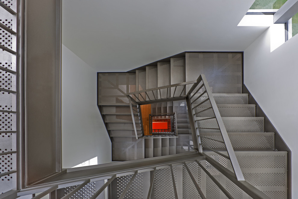 На фото: лестница в современном стиле с металлическими ступенями с