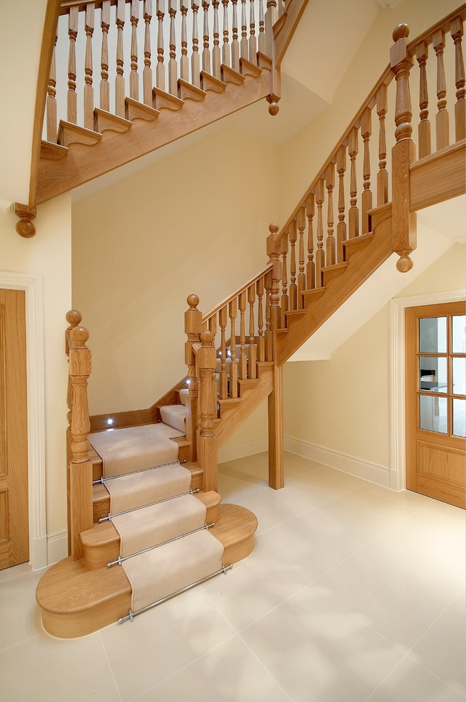 Источник вдохновения для домашнего уюта: большая угловая деревянная лестница в классическом стиле с деревянными ступенями