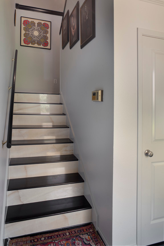 Cette image montre un petit escalier droit minimaliste avec des marches en bois et des contremarches carrelées.