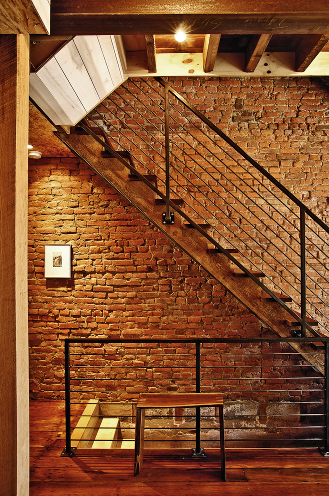На фото: прямая лестница в современном стиле с деревянными ступенями и перилами из тросов с