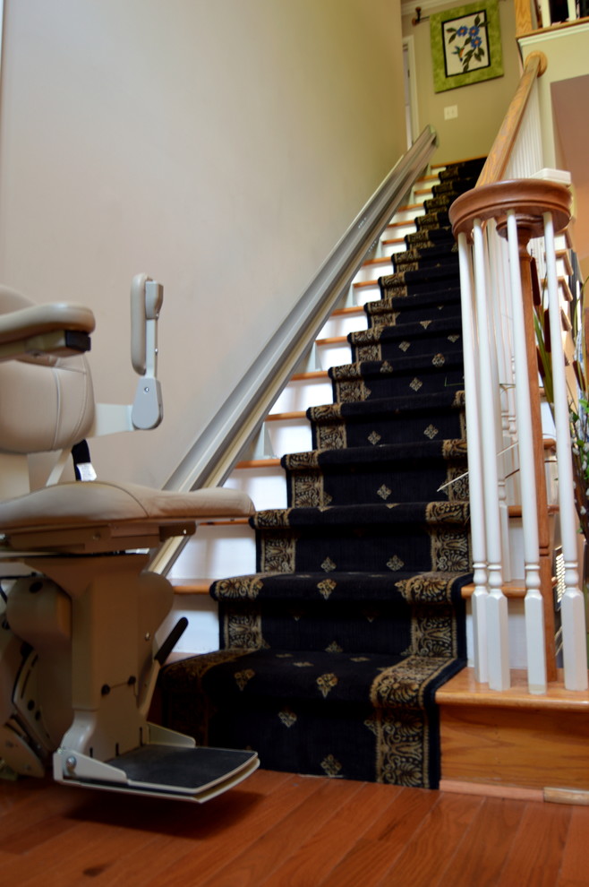 Идея дизайна: большая прямая лестница в классическом стиле с ступенями с ковровым покрытием и ковровыми подступенками