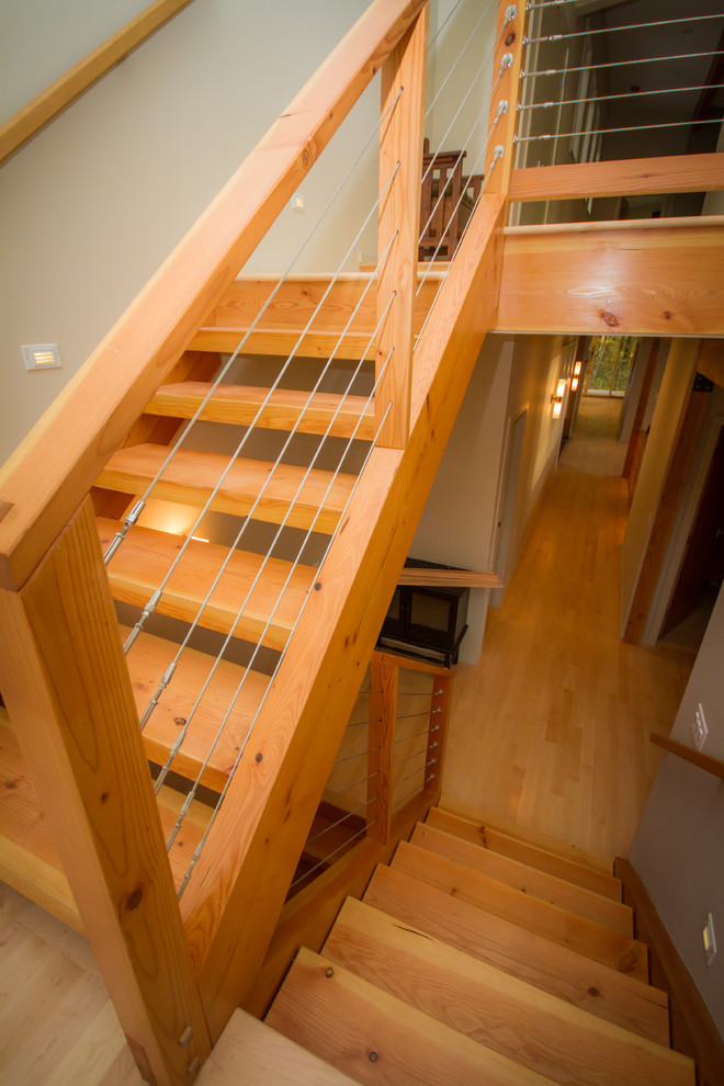 シアトルにある中くらいなコンテンポラリースタイルのおしゃれな階段 (ワイヤーの手すり) の写真