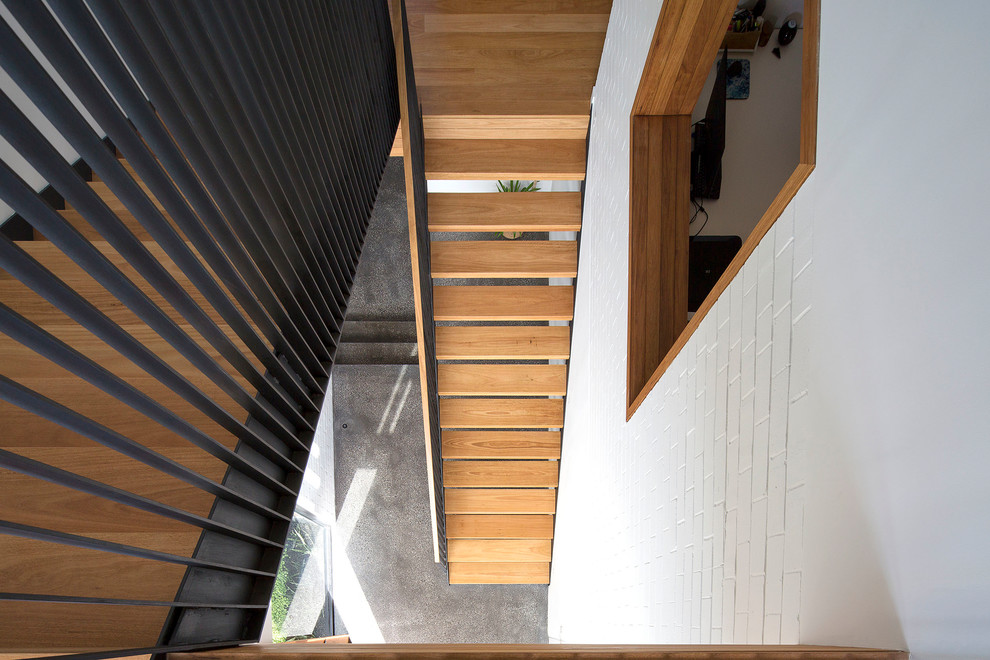 Modelo de escalera recta actual grande sin contrahuella con escalones de madera y barandilla de metal