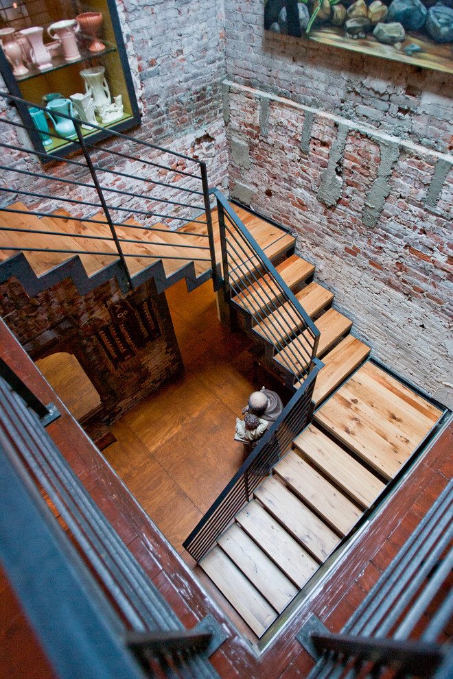Пример оригинального дизайна: п-образная лестница в стиле фьюжн с деревянными ступенями и металлическими перилами