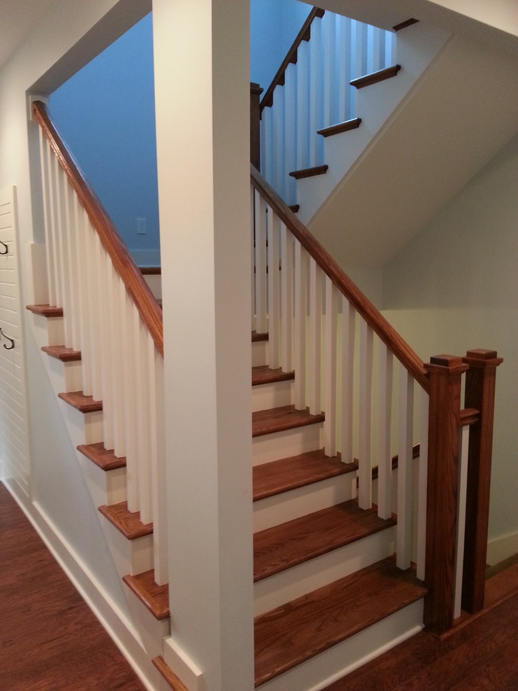 Imagen de escalera en U de estilo americano de tamaño medio con escalones de madera y contrahuellas de madera pintada