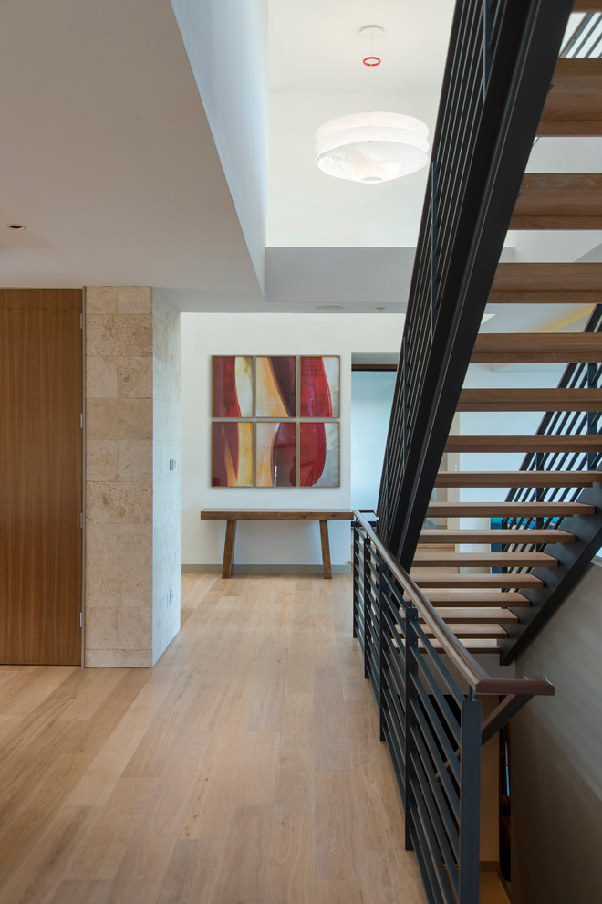 Идея дизайна: лестница в современном стиле с деревянными ступенями без подступенок