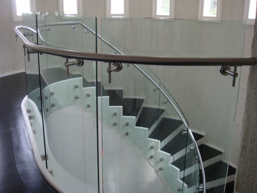 Пример оригинального дизайна: винтовая лестница в современном стиле