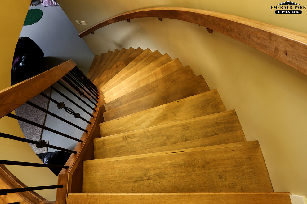 Идея дизайна: изогнутая деревянная лестница в стиле рустика с деревянными ступенями