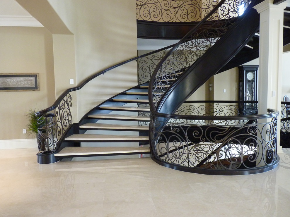Gewendelte, Mittelgroße Klassische Treppe mit Acrylglas-Treppenstufen und offenen Setzstufen in London