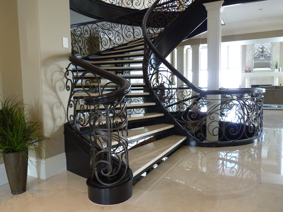 Cette image montre un grand escalier sans contremarche courbe traditionnel avec des marches en acrylique.
