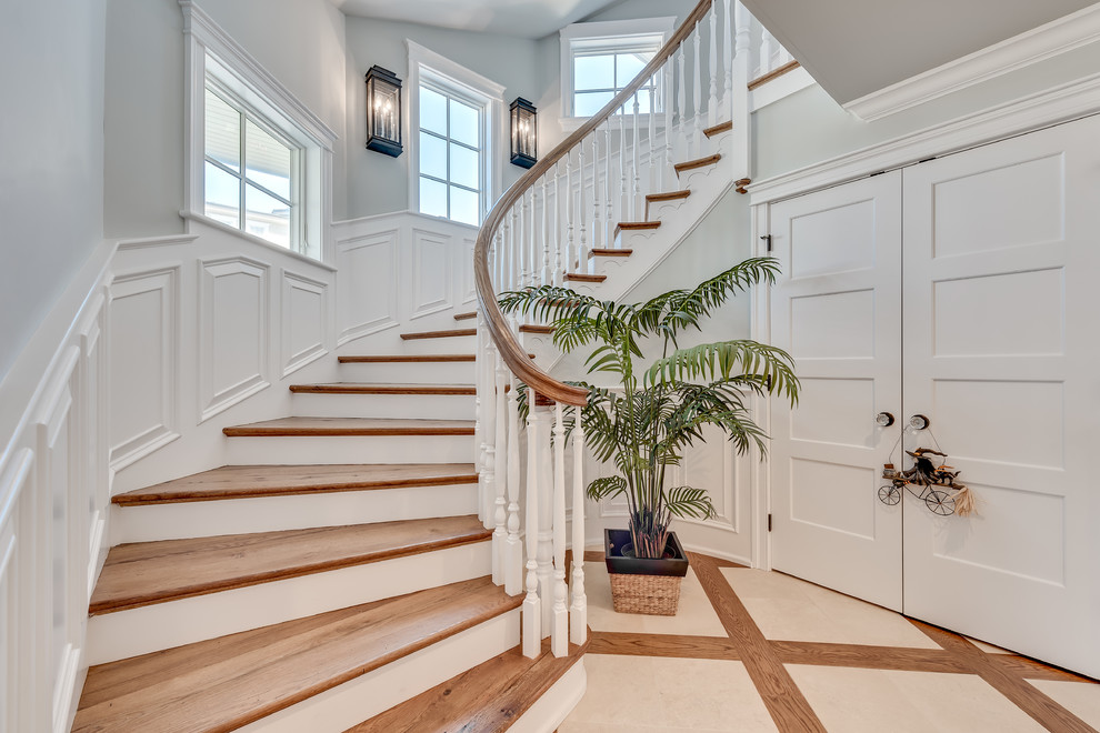 Источник вдохновения для домашнего уюта: большая изогнутая деревянная лестница в морском стиле с деревянными ступенями