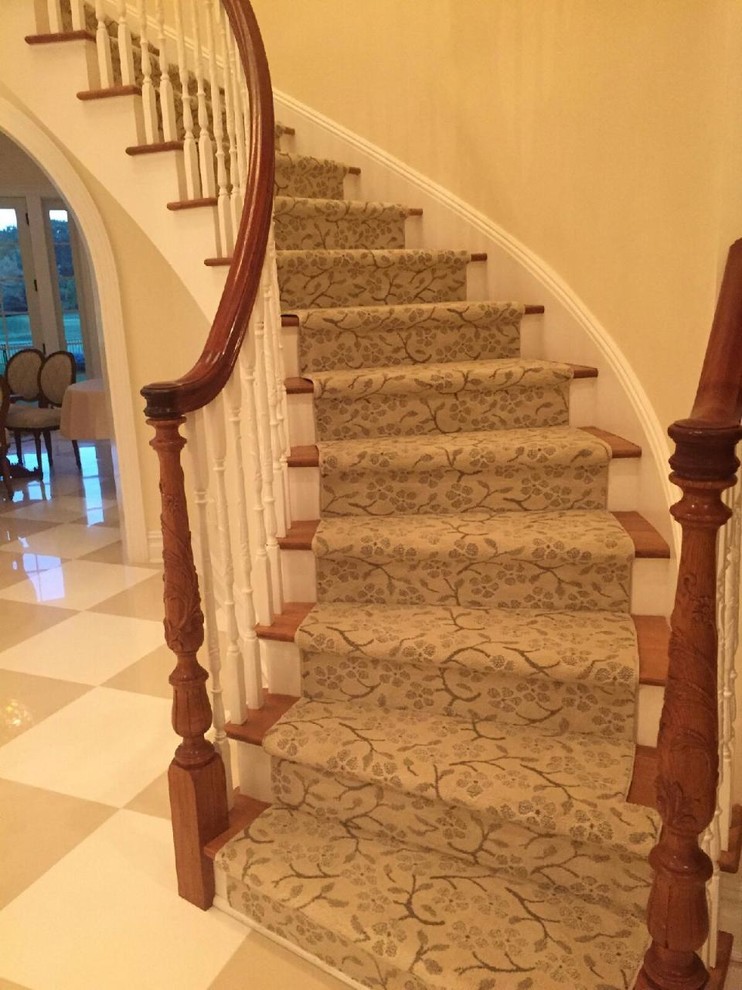 Ejemplo de escalera curva tradicional renovada grande con escalones de madera y contrahuellas de madera pintada