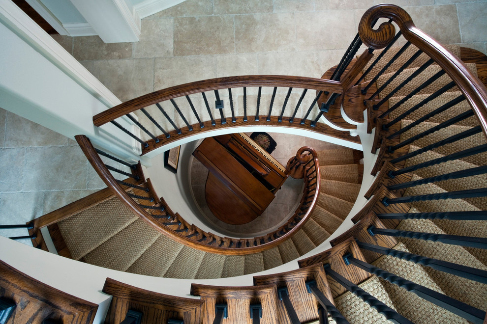 Ejemplo de escalera curva tradicional extra grande con escalones de madera y contrahuellas de madera pintada
