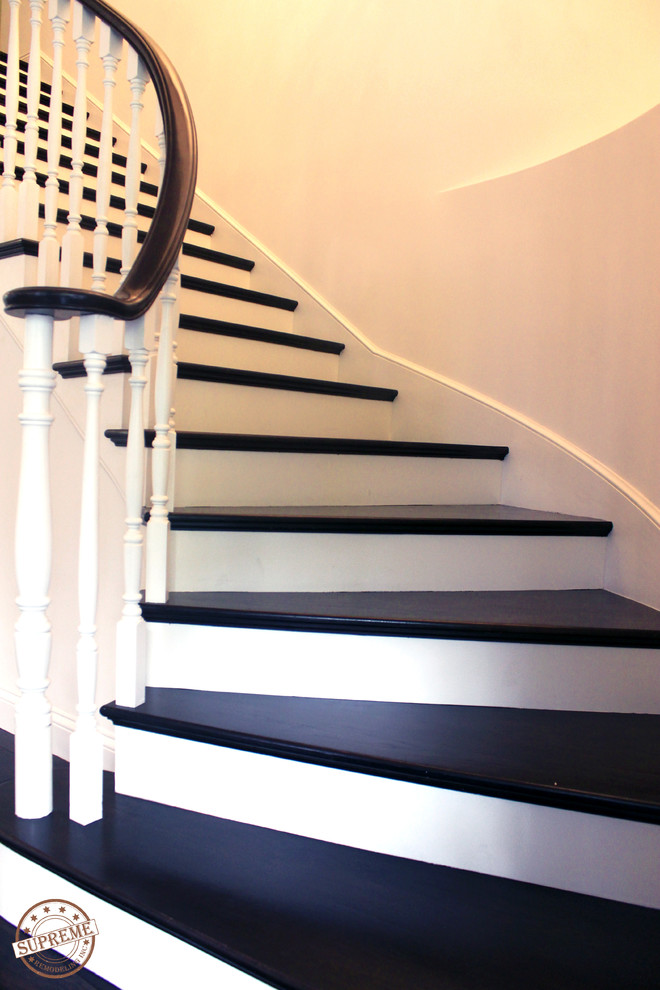 Стильный дизайн: изогнутая лестница среднего размера с деревянными ступенями и крашенными деревянными подступенками - последний тренд
