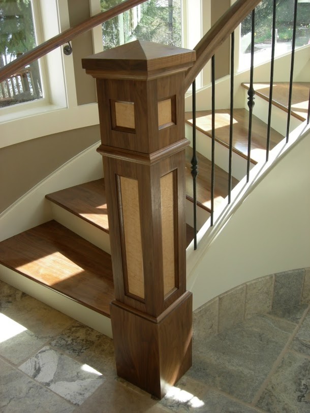 Inspiration pour un escalier peint courbe traditionnel de taille moyenne avec des marches en bois et un garde-corps en bois.