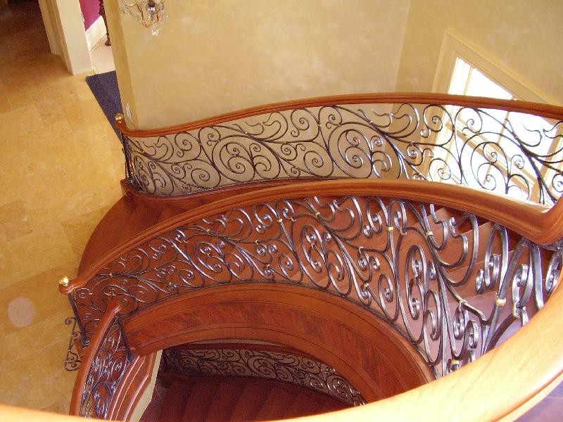 Idées déco pour un escalier courbe méditerranéen de taille moyenne avec des marches en bois et des contremarches en bois.