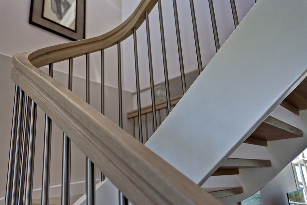 Réalisation d'un grand escalier sans contremarche courbe marin avec des marches en bois.