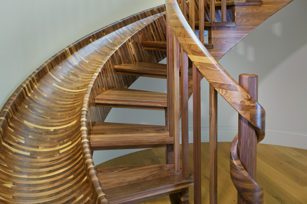 Gewendelte, Geräumige Stilmix Treppe mit offenen Setzstufen in Sacramento