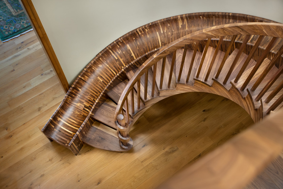 Diseño de escalera curva bohemia extra grande sin contrahuella con escalones de madera y barandilla de madera