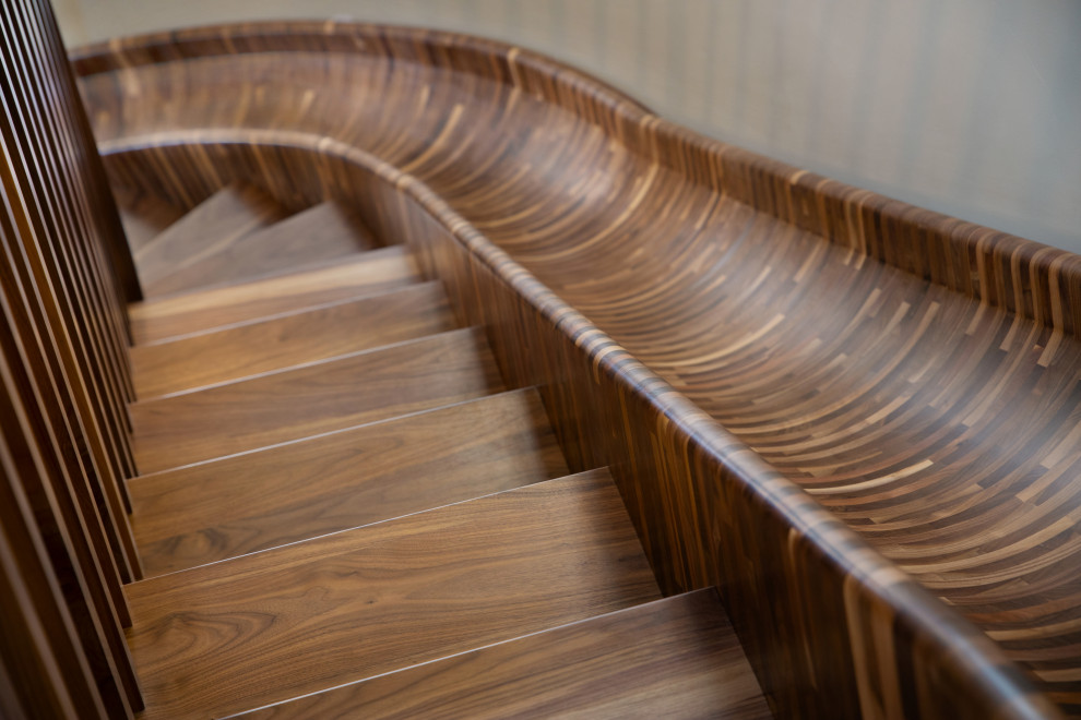 Modelo de escalera curva ecléctica extra grande sin contrahuella con escalones de madera y barandilla de madera