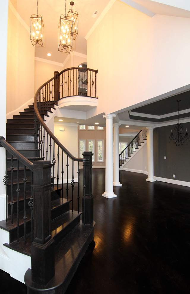 Diseño de escalera curva clásica extra grande con escalones de madera y contrahuellas de madera