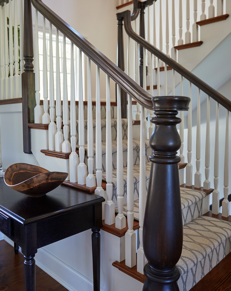 Foto de escalera en U campestre extra grande con escalones de madera, contrahuellas de madera pintada y barandilla de madera