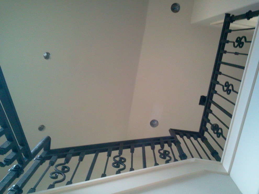 Imagen de escalera en L tradicional renovada de tamaño medio con escalones enmoquetados y contrahuellas enmoquetadas