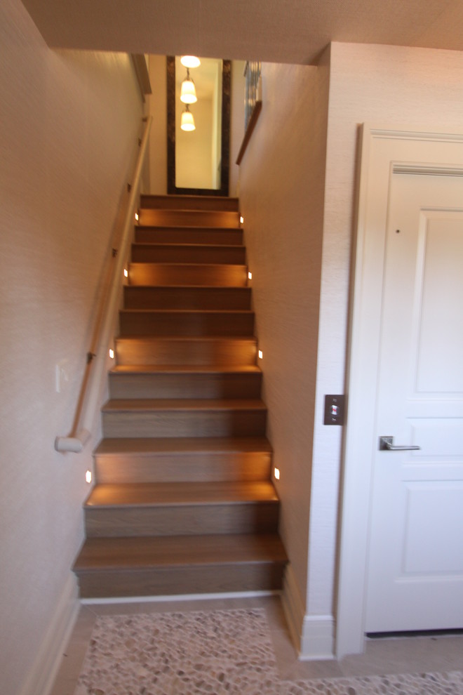 На фото: прямая деревянная лестница среднего размера в стиле неоклассика (современная классика) с деревянными ступенями с