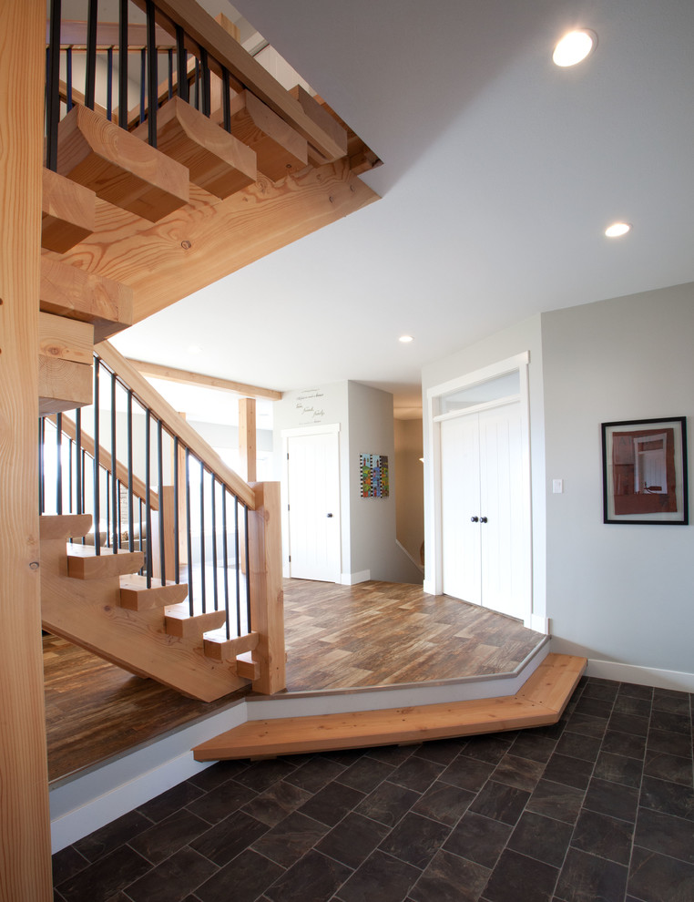 Cette photo montre un escalier sans contremarche chic en U de taille moyenne avec des marches en bois et éclairage.