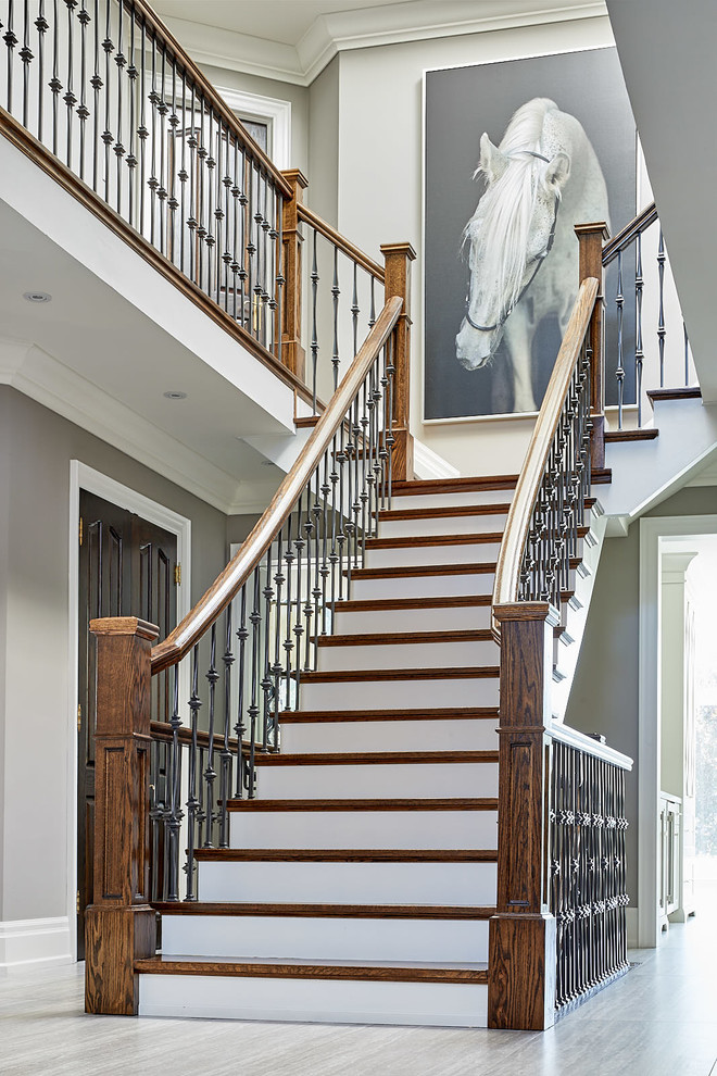 Aménagement d'un escalier classique en L de taille moyenne avec des marches en bois, des contremarches en bois et un garde-corps en métal.