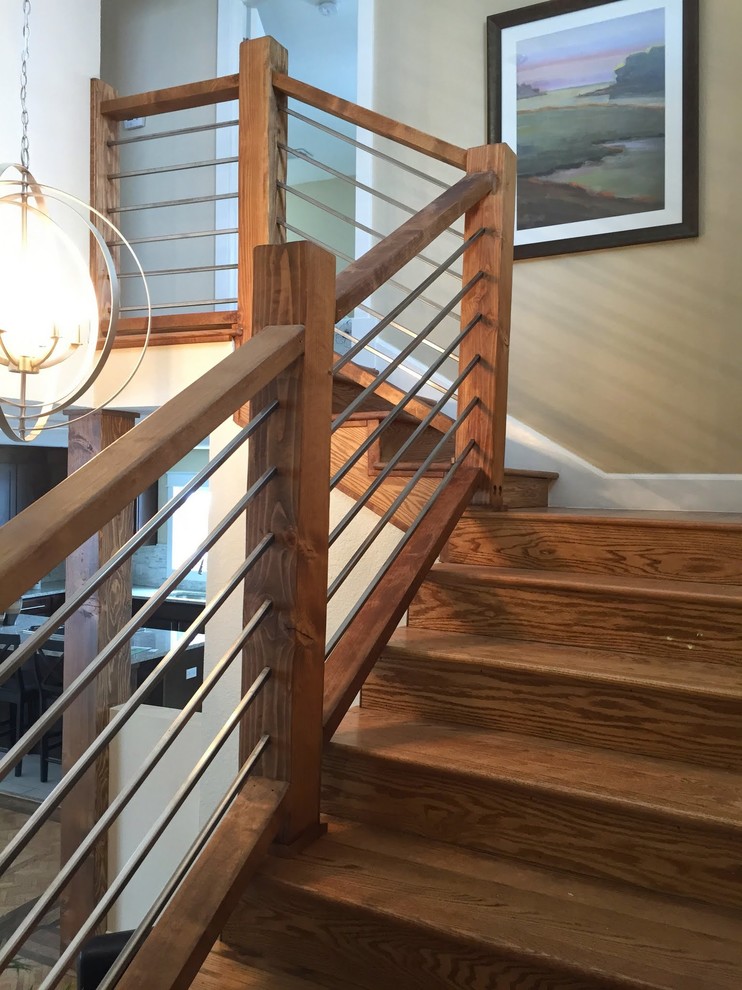 Ejemplo de escalera en U clásica renovada grande con escalones de madera y contrahuellas de madera