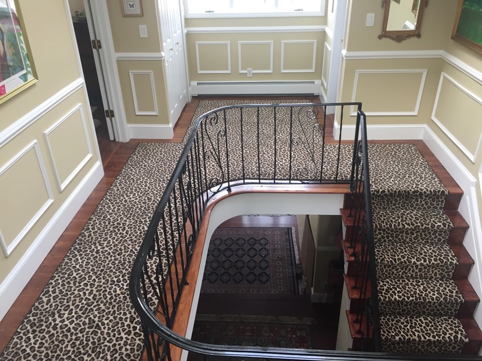 Idées déco pour un escalier courbe classique de taille moyenne avec des marches en bois et des contremarches en moquette.
