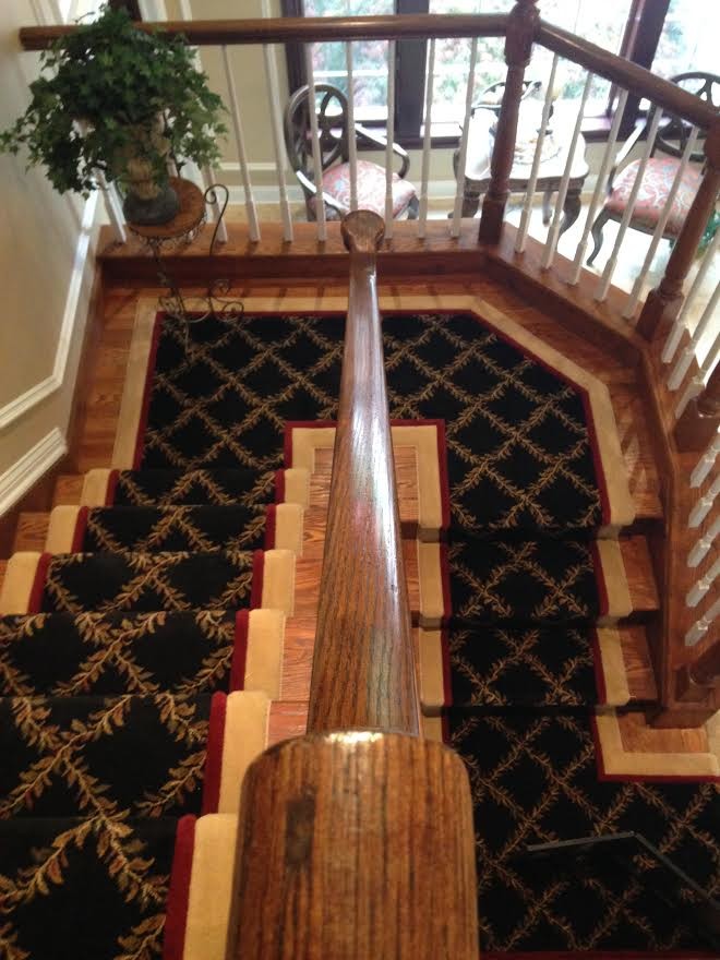 Idéer för en mellanstor klassisk svängd trappa, med heltäckningsmatta, sättsteg med heltäckningsmatta och räcke i trä