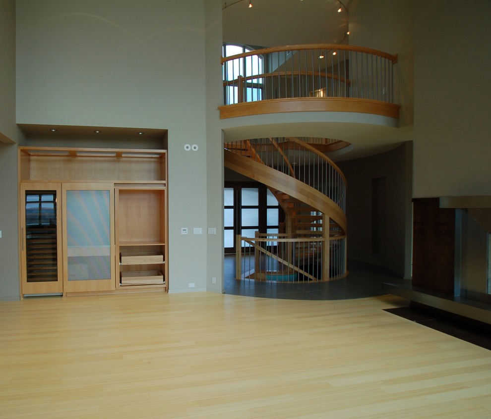 Aménagement d'un très grand escalier sans contremarche hélicoïdal contemporain avec des marches en bois.