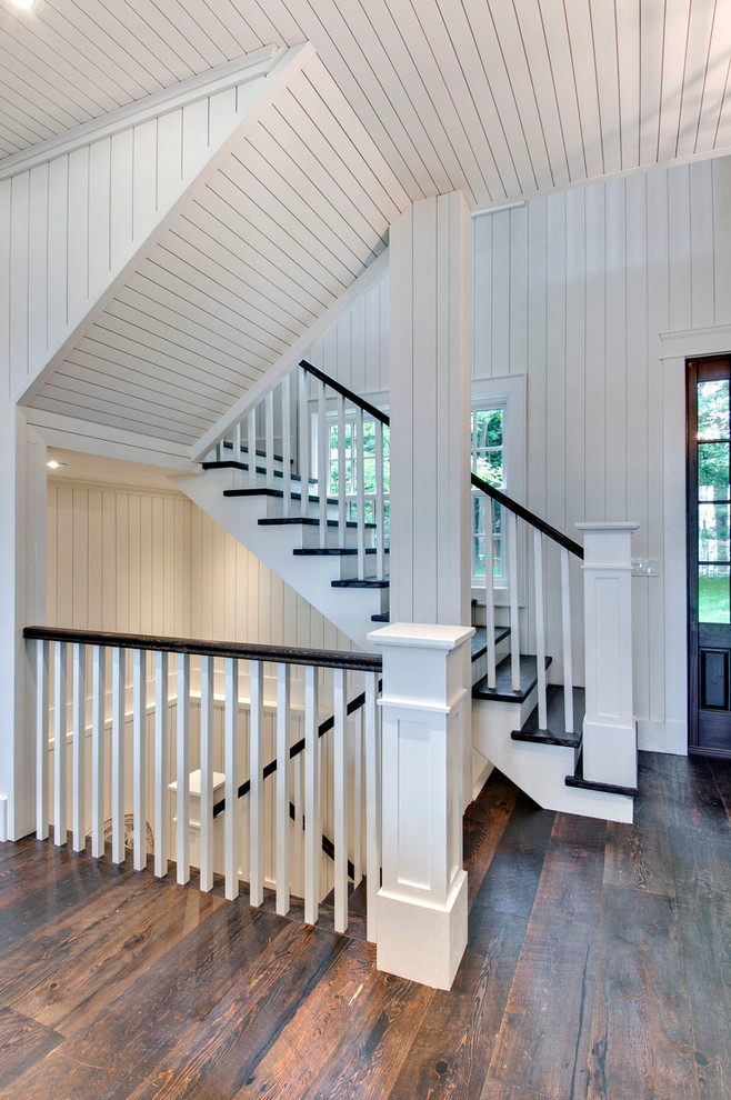 Идея дизайна: п-образная лестница в морском стиле с деревянными ступенями и крашенными деревянными подступенками