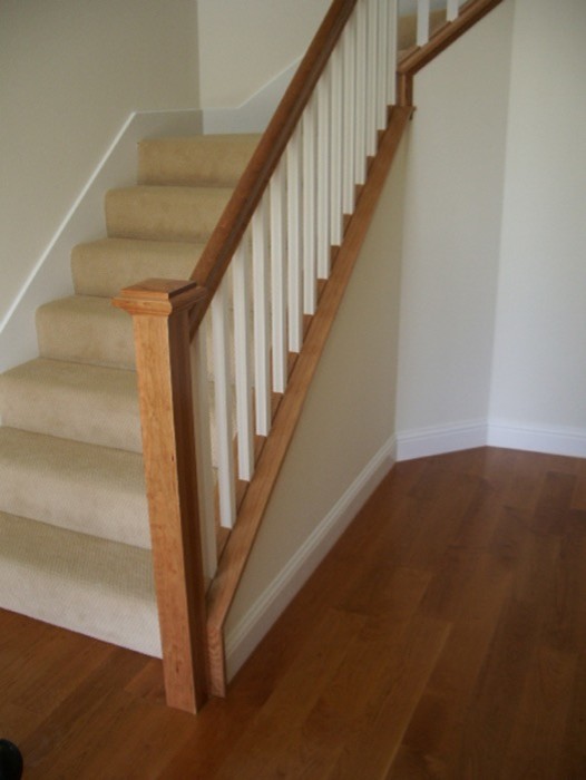 Réalisation d'un escalier craftsman en L de taille moyenne avec des marches en moquette et des contremarches en moquette.