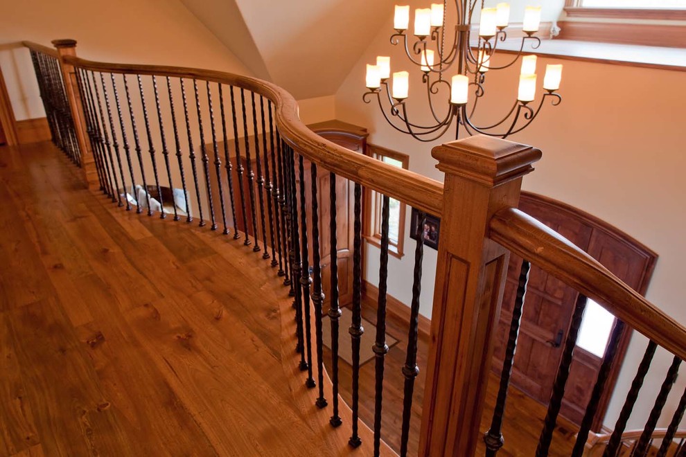 Foto de escalera en L de estilo americano de tamaño medio con escalones de madera y contrahuellas de madera